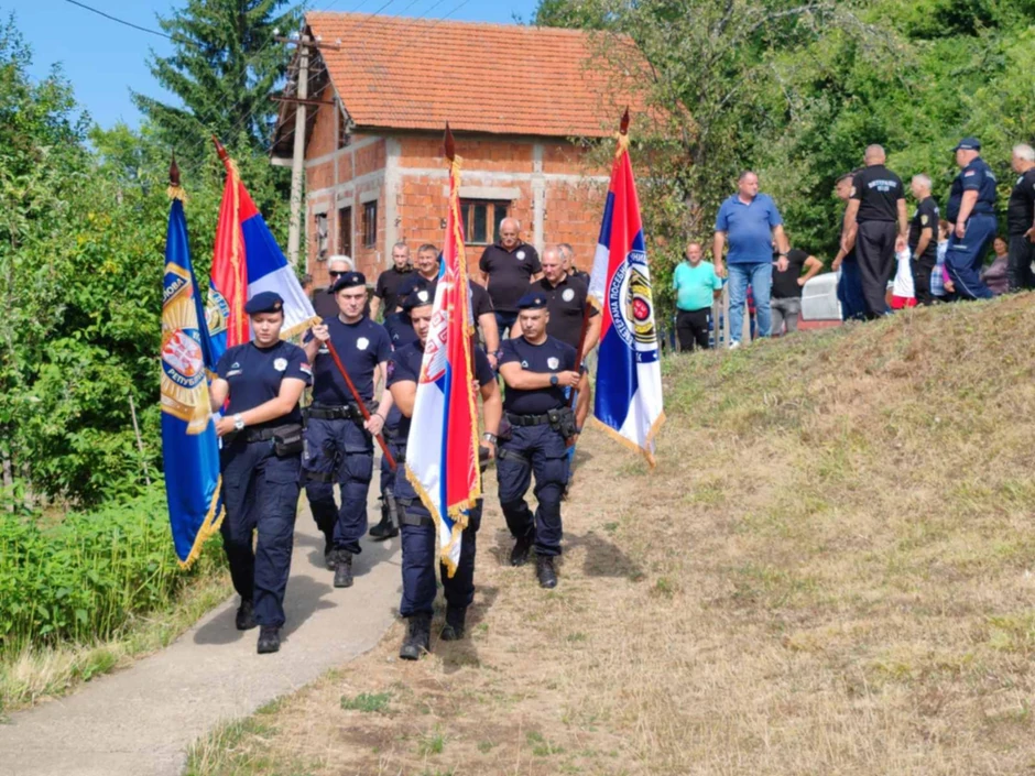 Svi prisutni su nakon otkrivanja ulice odali poštu i položili cveće i vence na Nebojšin grob