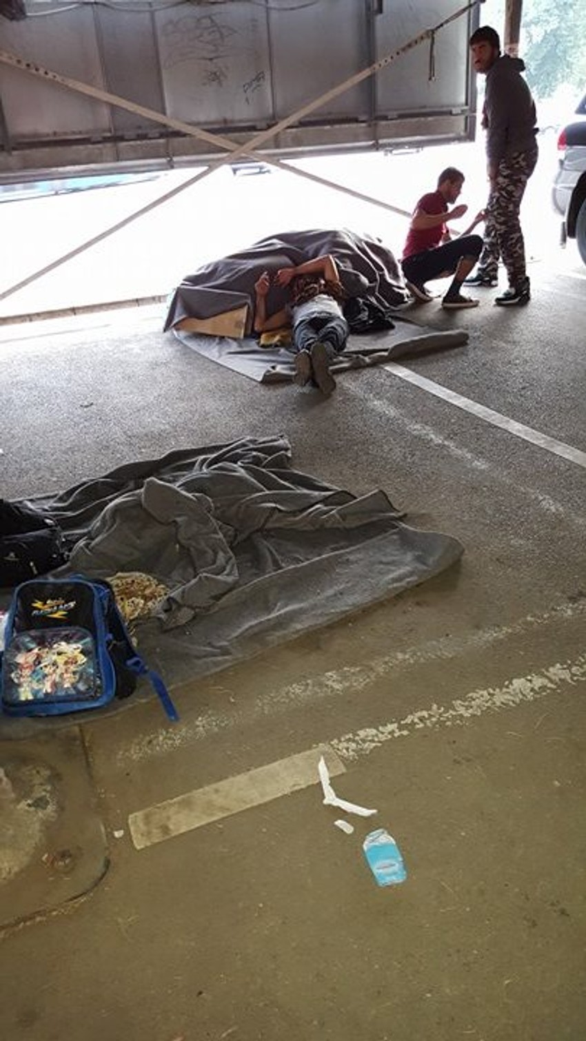 Neki migranti potražili su hlad ispod garaže kod Ekonomskog fakulteta
