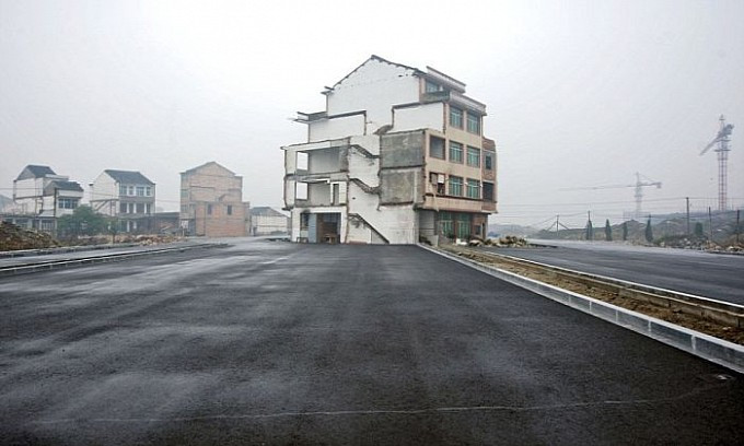 Dom na pasie ruchu chińskiej autostrady