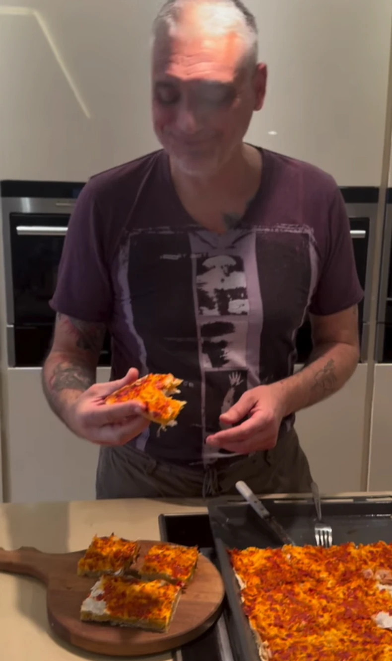 Čeda Jovanović sprema krompirušu sebi i Aci