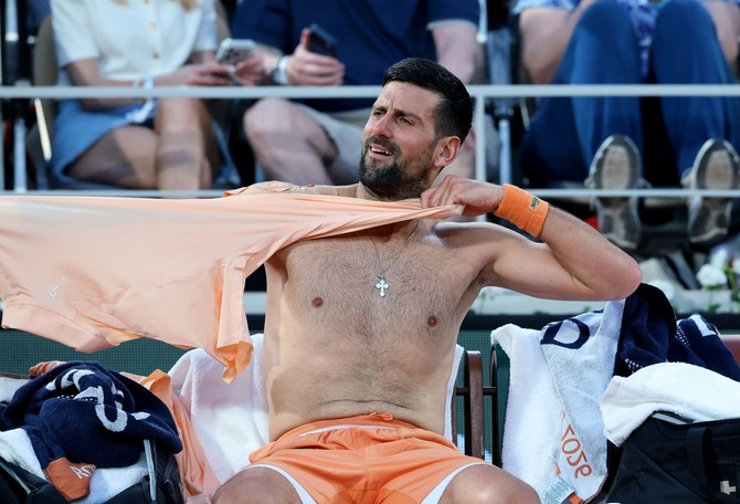 Novak  Đoković sa krstom oko vrata na Rolan Garosu