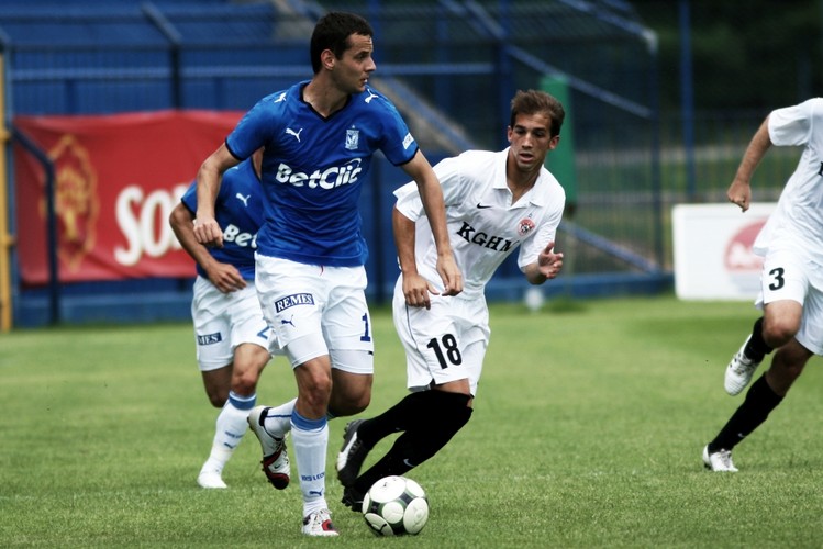 2. Zagłębie Lublin w 2012 zarobiło 40,1 mln złotych. O 4 proc. więcej niż rok wcześniej. 

Na zdjęciu: Zagłębie Lublin podczas meczu z Lech Poznań. TOMASZ MIKOLAJCZAK DAVID CAIADO MACIEJ OPALA