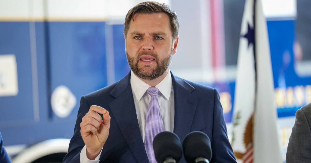 J.D. Vance chciał popływać kajakiem. Podniesiono dla niego poziom wody w rzece