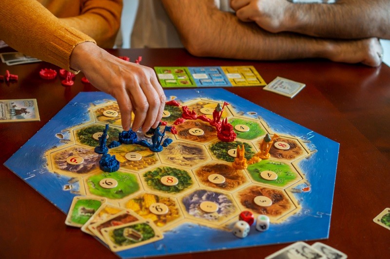 Grupa przyjaciół grających w Catan 