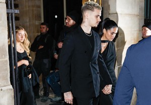 Romeo Kruz sa devojkom, iza njih je Harper Bekam