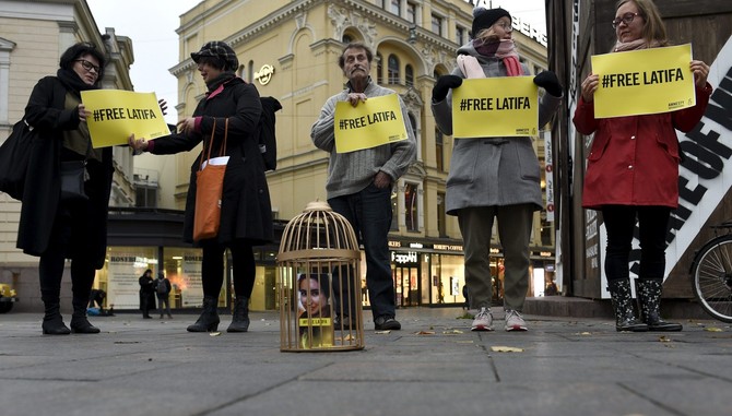Ljudi su širom sveta protestovali da se oslobodi Latifa