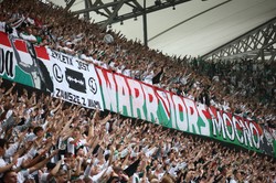 Kibice Legii Warszawa znów uderzyli w Rafała Trzaskowskiego. "Cóż szkodzi obiecać"