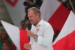 Tusk: Premier nawet o odejścia najwyższych dowódców WP obciąża, mnie czy opozycję