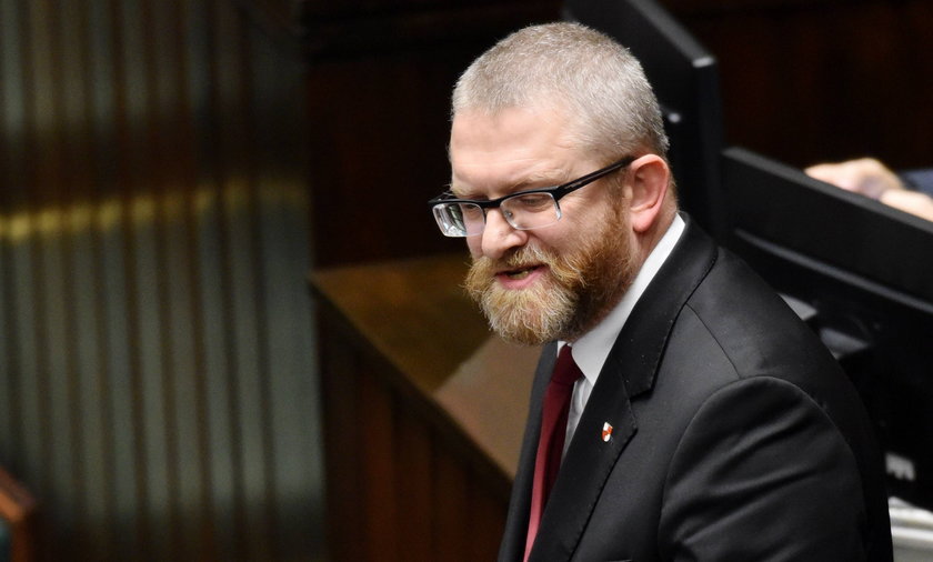 Poseł Konfederacji Grzegorz Braun musi zapłacić prawie 156 tys. zł kary w tej kadencji Sejmu. 