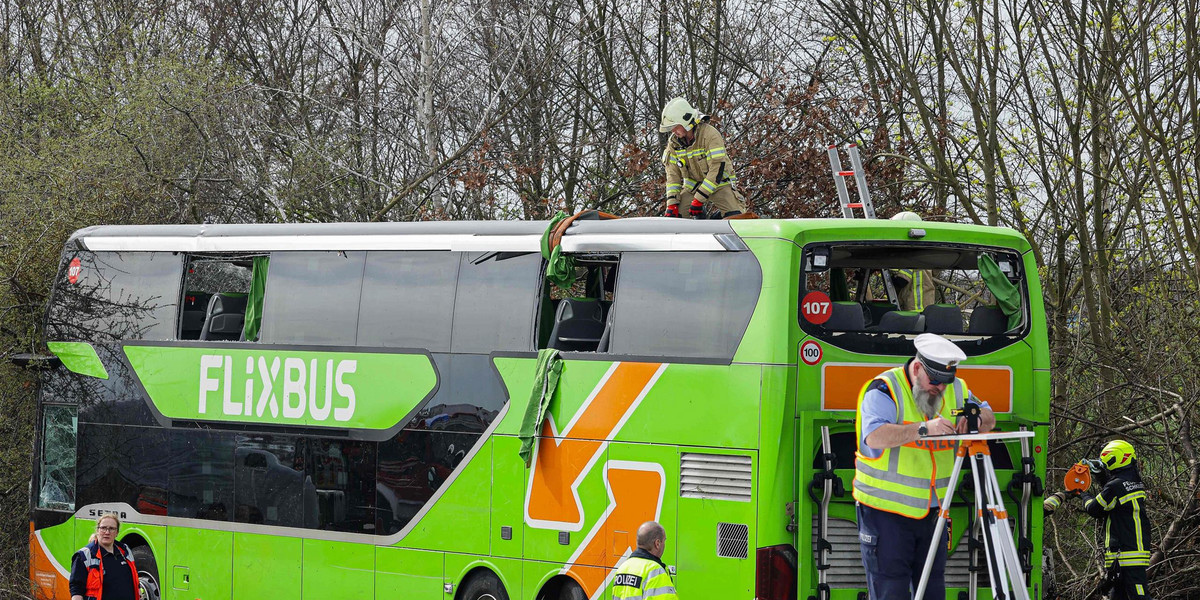 Wypadek autokaru Flixbus w Niemczech. Pojazd przewrócił się na bok. W trakcie akcji ratunkowej został postawiony na koła, aby ratować przygniecione ofiary.
