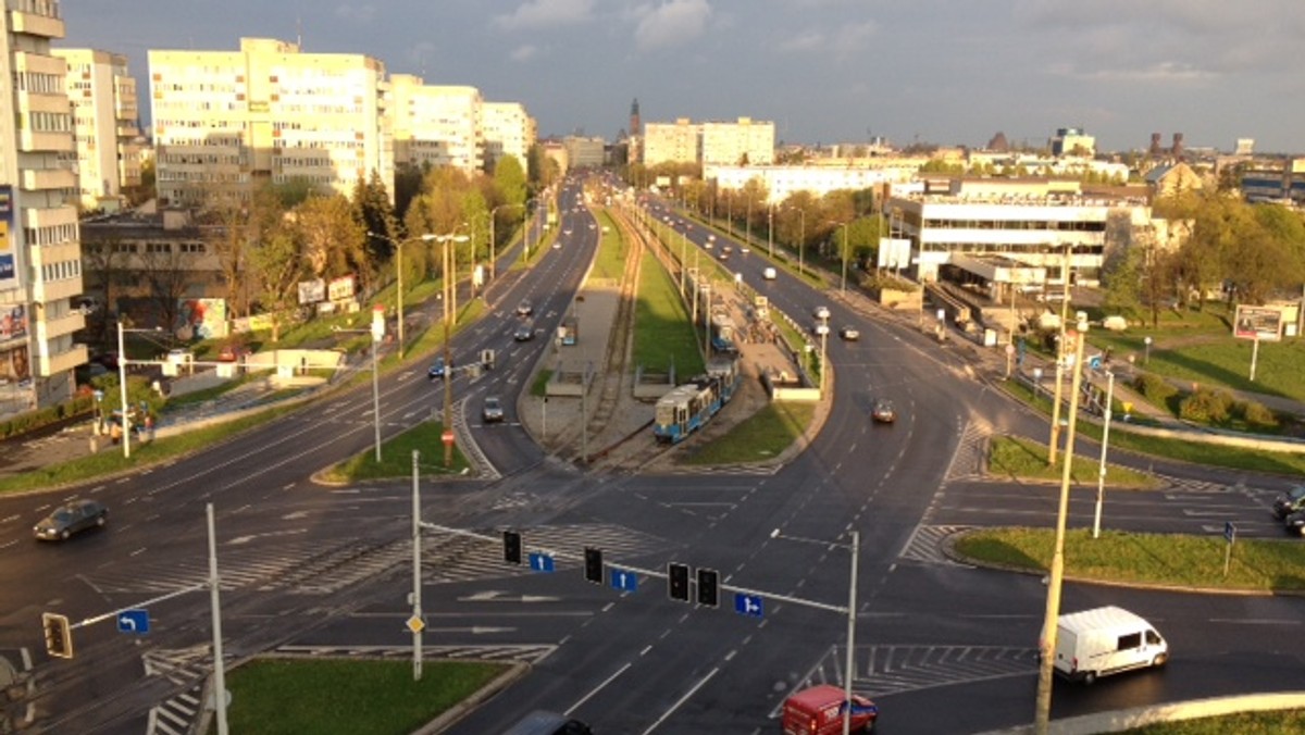 Gminie Wrocław znów nie udało się wybrać firmy, która zajmie się budową nowych ścieżek rowerowych wzdłuż ulicy Legnickiej. Urzędnicy odrzucili jedyną ofertę, jaka wpłynęła do miasta ze względu na zbyt wygórowaną cenę.