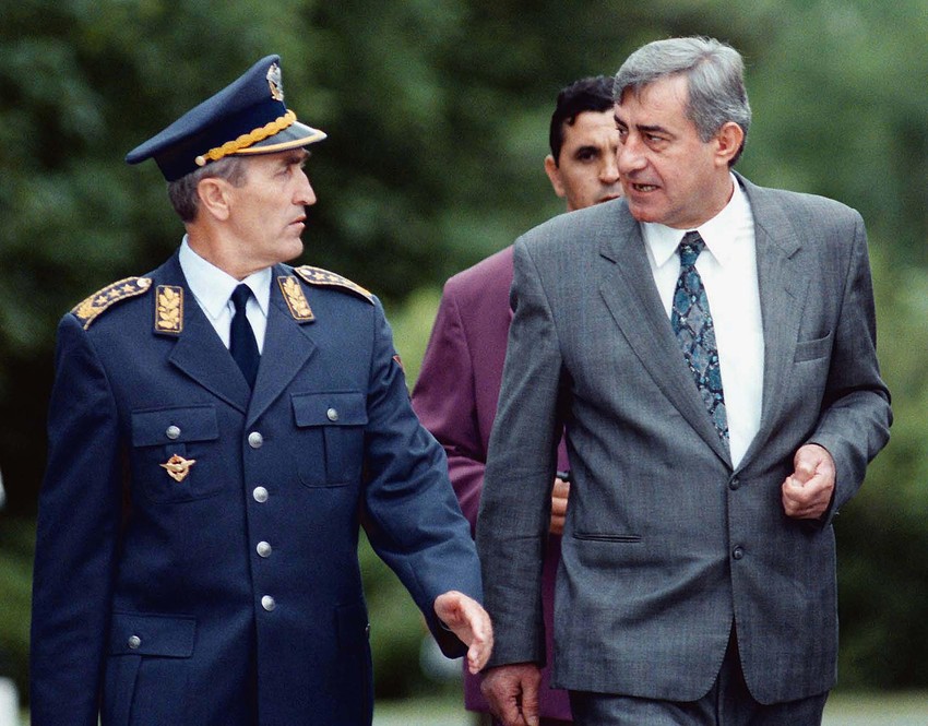 Pavle Bulatović, ministar odbrane SR Jugoslavije, sa tadašnjim saradnicima