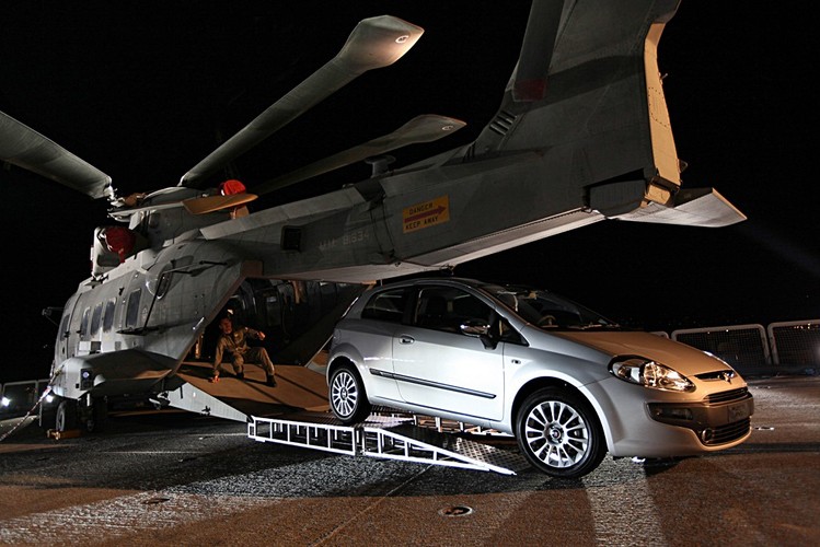 Fiat punto evo zostanie wyposażony w 7 poduszek powietrznych (w tym montowaną seryjnie poduszkę chroniąca kolana kierowcy)