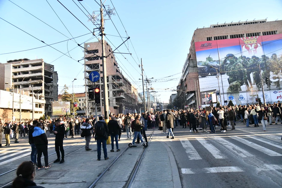 Studenti su započeli protest u 11 sati u Birčaninovoj ulici da bi se vremenom "preselili" na raskrsnicu Kneza Miloša i Nemanjine