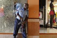 Policjant przeszukuje centrum handlowe Westgate, w którym nadal ukrywają się przetrzymujący zakładników terroryści 