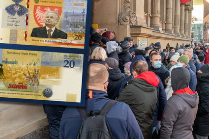 Tłumy przed placówkami NBP. Polacy ruszyli po banknot i monetę z Lechem Kaczyńskim