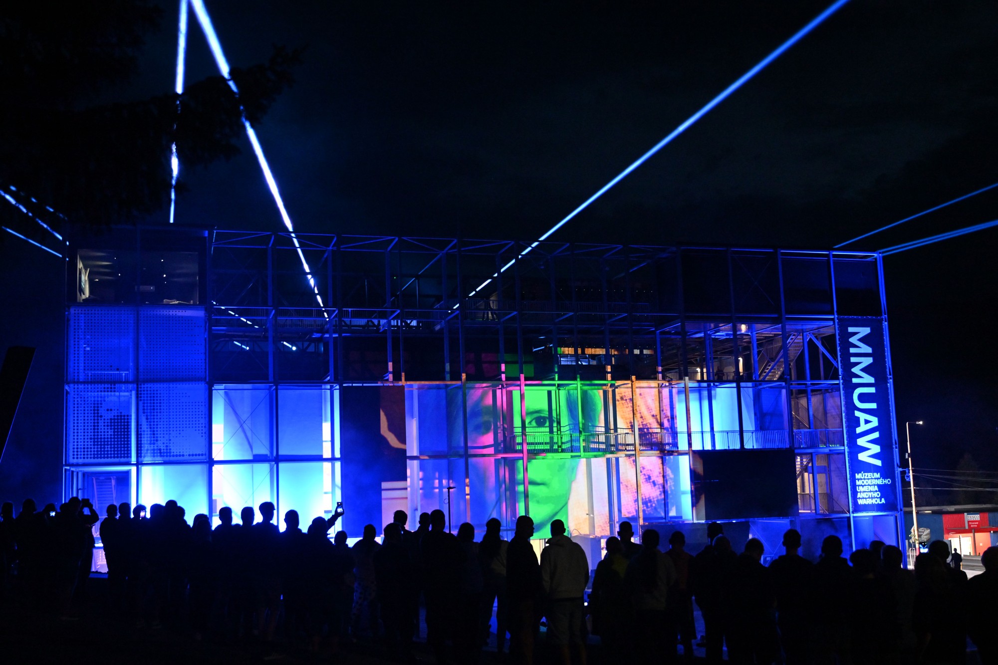 Laserová a dronová show na budove Múzea moderného umenia Andyho Warhola počas slávnostného otvorenia. 