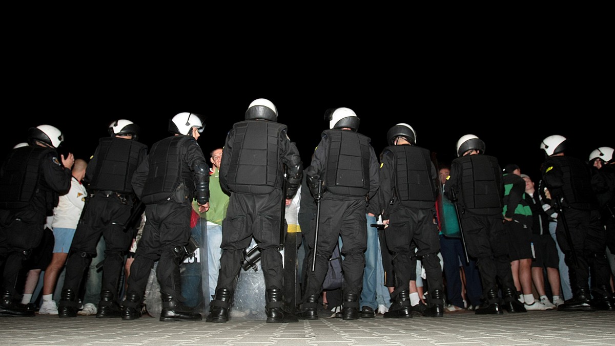 Bytomscy policjanci zatrzymali w sobotę około godziny 18 trzech chuliganów, którzy chcieli wszcząć burdę przed meczem Polonii Bytom z Ruchem Chorzów.