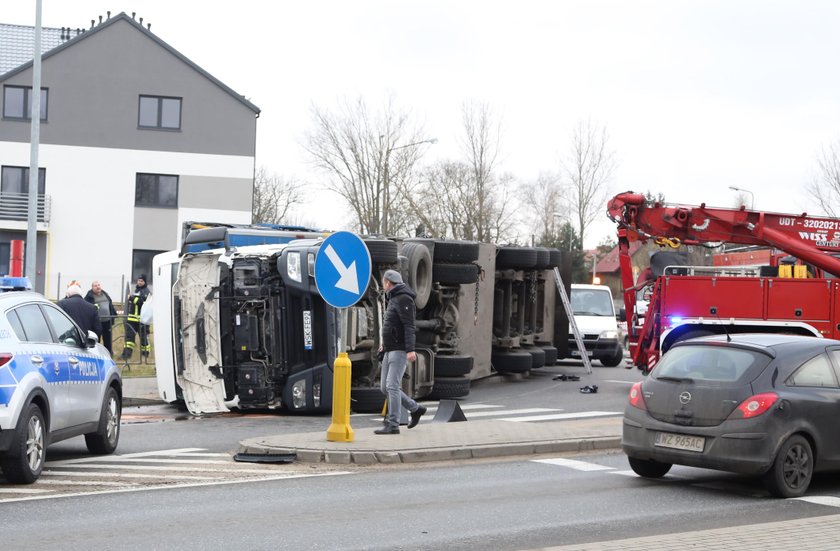 Wypadek. Przewrócił się tir ze świniami