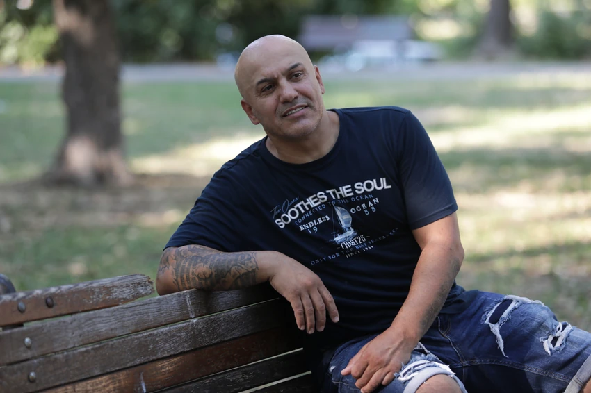 ISPLIVALA SLIKA BAKIJA B3 IZ ZATVORA Pevač sa kosom i tetovažama na stomaku, evo zašto je robijao (Foto)