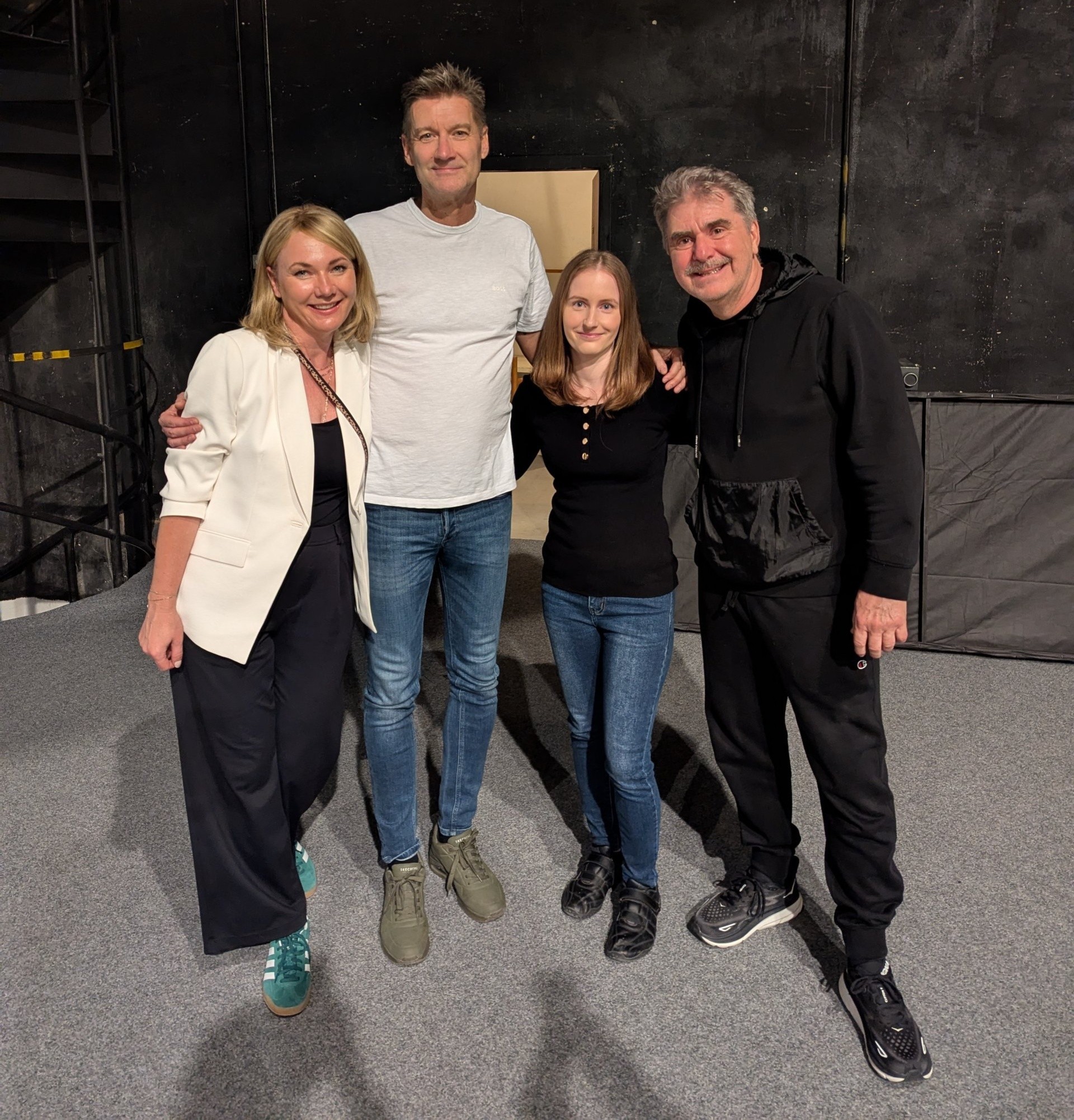 Zuzana Šikulová, Andy Kraus a Peter Marcin s fanúšičkou Lenkou v roku 2025 počas Uragán tour.