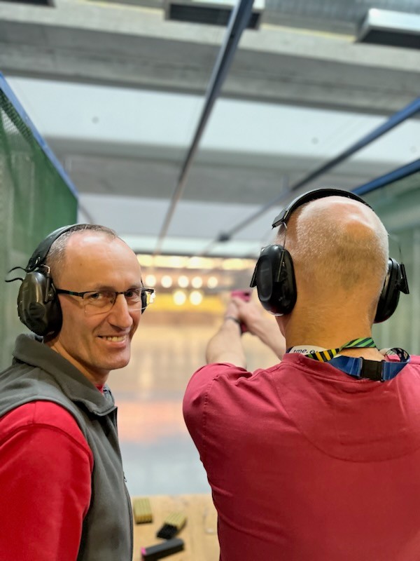 Michał Otręba z kursantem na strzelnicy