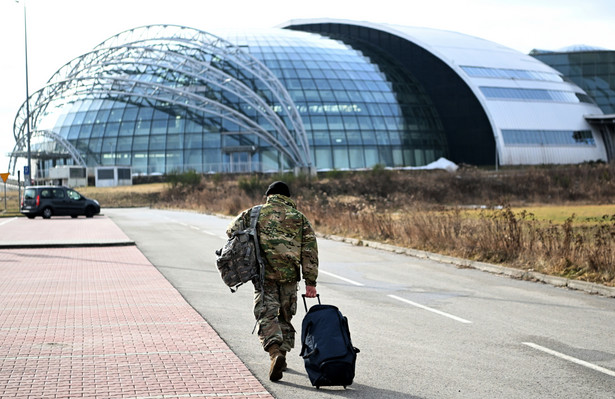 Żołnierz armii USA w drodze do Centrum Wystawienniczo-Kongresowego G2A Arena w Jasionce
