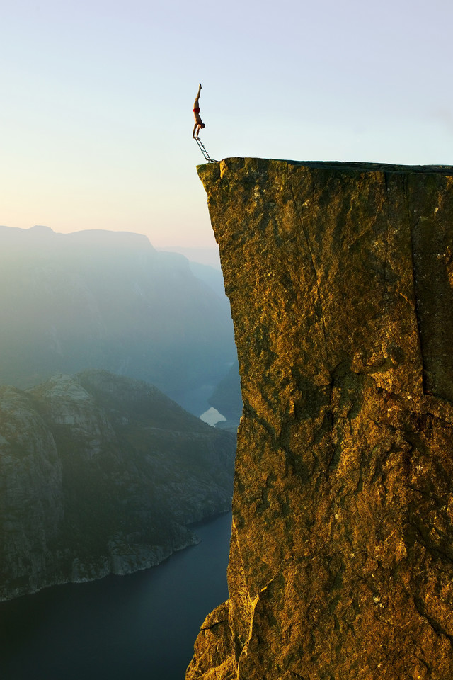 Preikestolen, pozuje Eskil Rønningsbakken, fot. Per Kristian Djuvsland