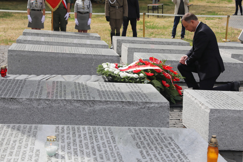 Prezydent Andrzej Duda przed pomnikiem Rzezi Wołyńskiej
