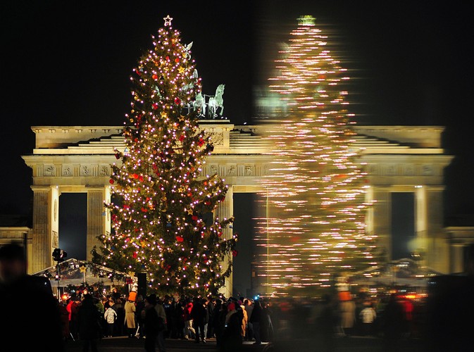 Świąteczne drzewko przed Bramą Brandenburską w Berlinie