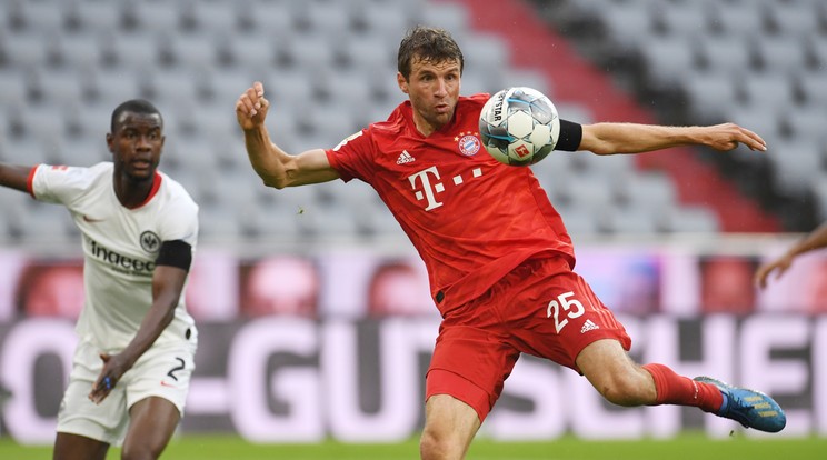 Thomas Müller (jobbra) is kapuba talált, kivette a részét a Frankfurt elleni gólgyártásból /Fotó: EPA