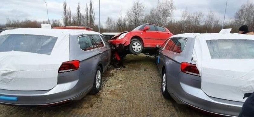 O krok od tragedii pod Krakowem. Zasłabł za kierownicą i wjechał na parking