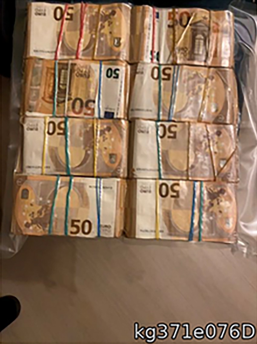 Novac koji su fotografisali članovi grupe