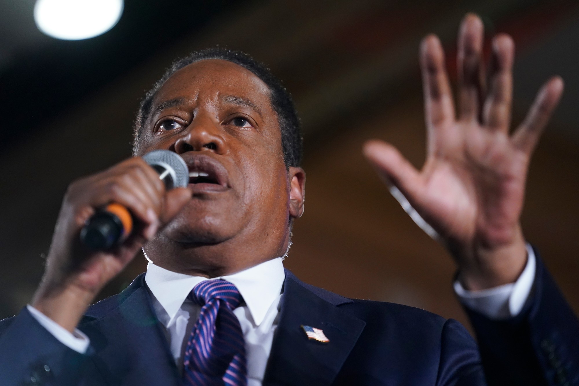 Republikán a moderátor Larry Elder oznámil kandidatúru na prezidenta.