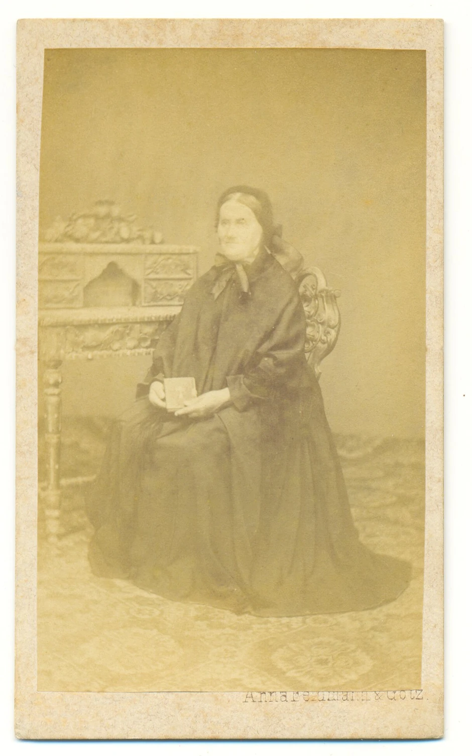 Žena sa biblijom, Ana Feldman