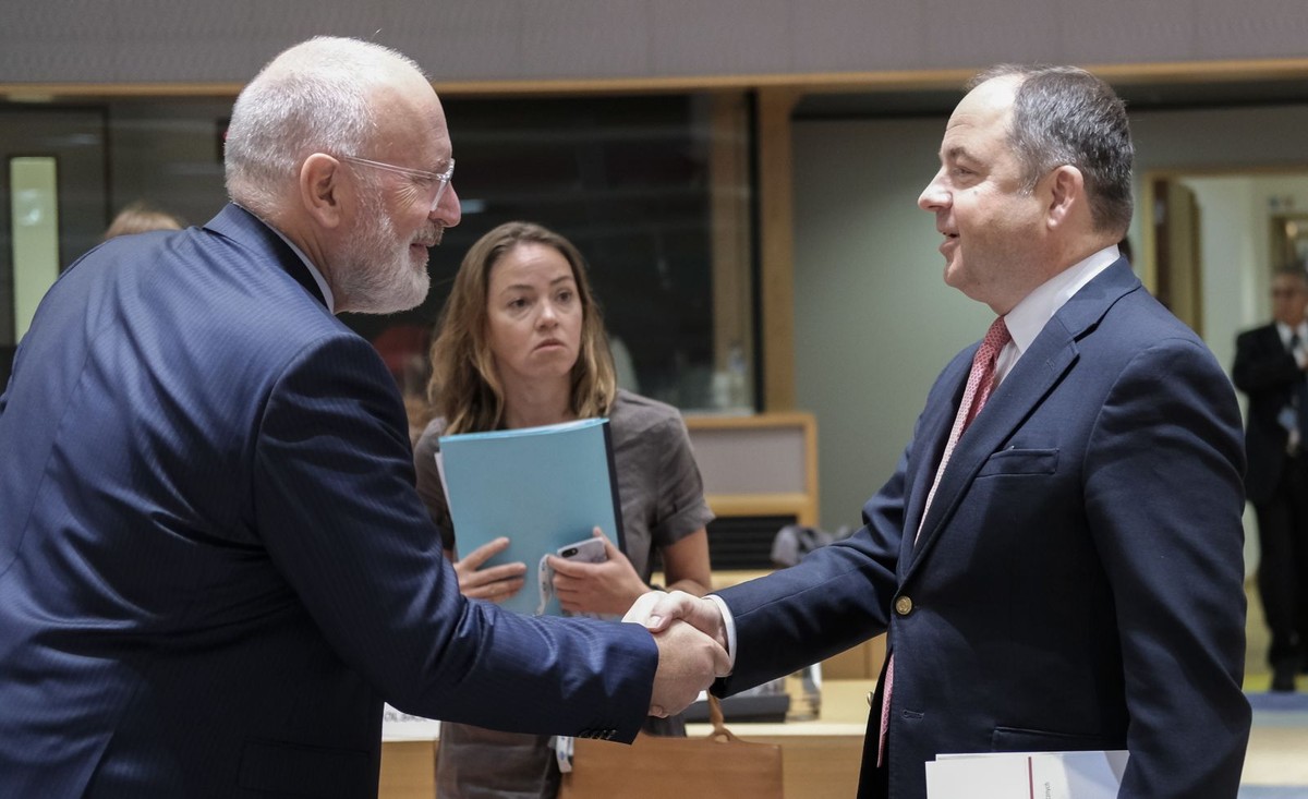 Frans Timmermans i Konrad Szymański