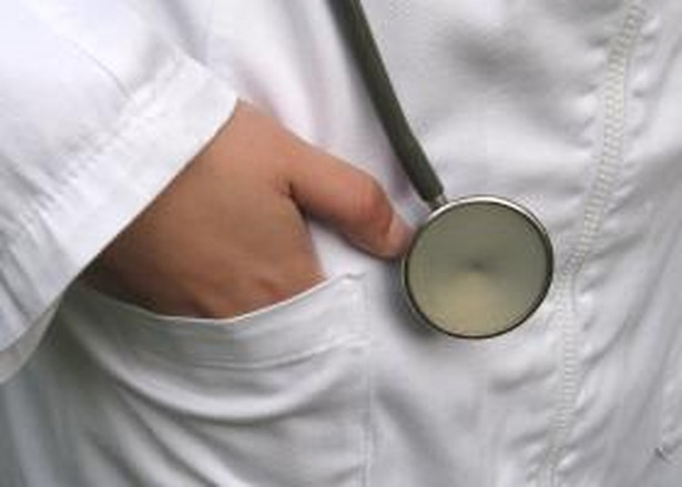 Zakwestionowany przez Trybunał przepis Kodeksu Etyki Lekarskiej stanowi, że lekarz powinien zachować szczególną ostrożność w formułowaniu opinii o działalności zawodowej innego lekarza.