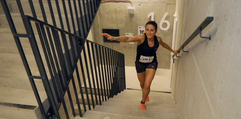 Bieg po schodach w centrum Łodzi. Na liście startowej uczestnik igrzysk olimpijskich. Ile czasu potrzeba, by wbiec na 19. piętro?