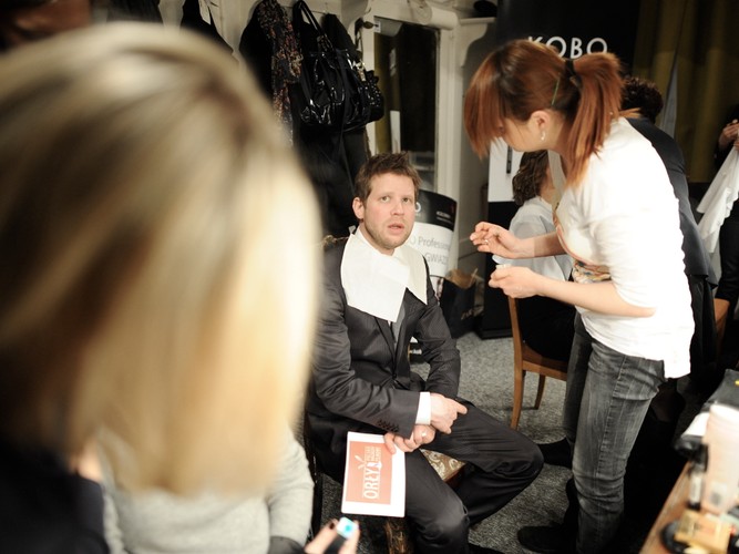 Prowadzący galę Łukasz Garlicki za kulisami Teatru Polskiego