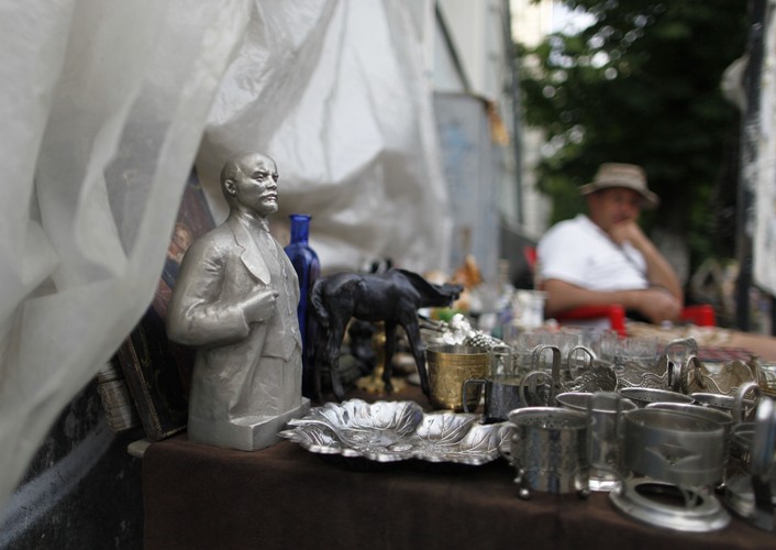 Figurka Lenina na targu staroci w Kijowie.