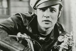 Marlon Brando jako Johnny Strabler w filmie László Benedeka „Dziki (1953)