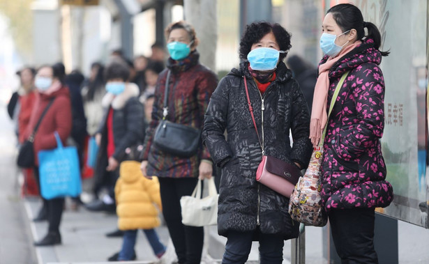 Wuhan, mieszkańcy w maskach