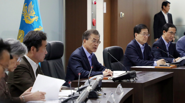 Mun Dzse In dél-koreai elnök a Nemzetbiztonsági Tanács rendkívüli ülésén beszélt Szöulban 2017. szeptember 3-án, miután Észak-Korea sikeres kísérleti robbantást hajtott végre egy hidrogénbombával. Észak-Korea hatodik föld alatti atomrobbantása két erős földrengést váltott ki.  / Fotó: MTI/EPA/Yonhap
