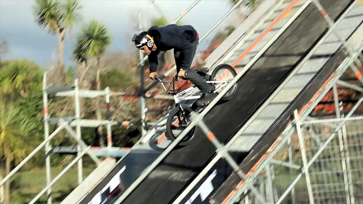 28 maja Nowozelandczyk Jed Mildon jako pierwszy na świecie wykonał potrójne salto w tył (backflip) na rowerze typu BMX.