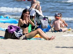 Marta Kaczyńska w bikini łapie słoneczne promienie