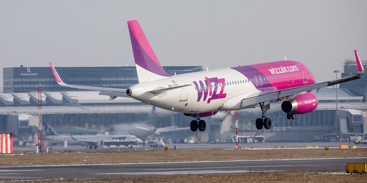 Kraków Airport to jedno z największych lotnisk w Polsce. Obsługuje połączenia europejskie, na Bliski Wschód i do USA. Od 1 maja będzie na nim obecny także Wizz Air (na zdjęciu samolot w barwach tej linii na warszawskim Okęciu).