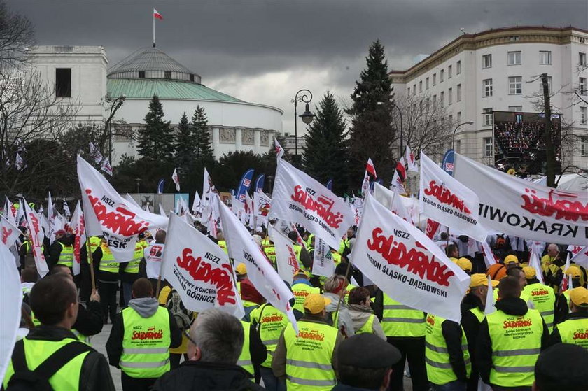 Związkowcy pytają premiera: Jak żyć? Krótko!