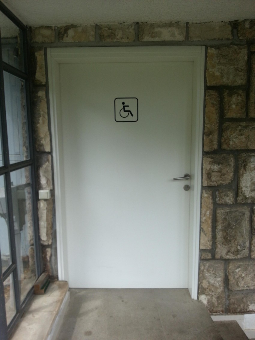 javni toalet na tasmajdanu, prostorija za invalide
