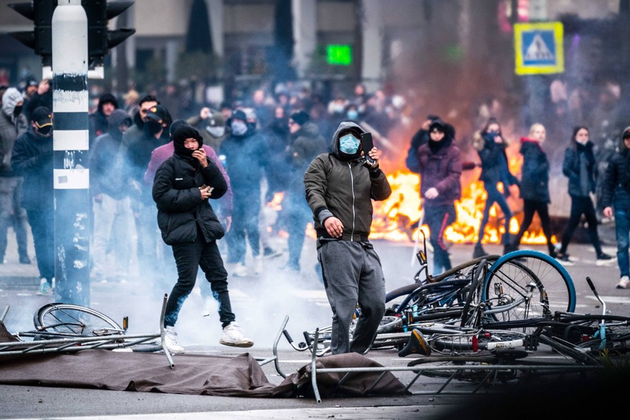 Starcia z policją w Eindhoven. Holandia jest jednym z krajów, w których obowiązują ścisłe restrykcje (mają potrwać do 9 lutego)