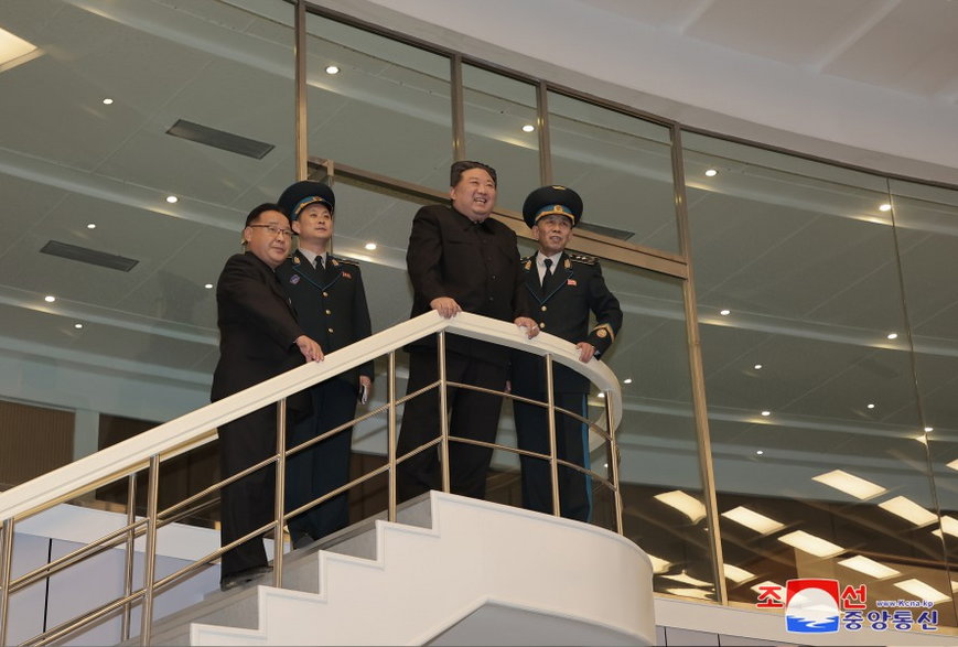 Kim Dzong Un w Centrum Kontroli Narodowej Administracji Technologii Lotniczych i Kosmicznych (NATA)